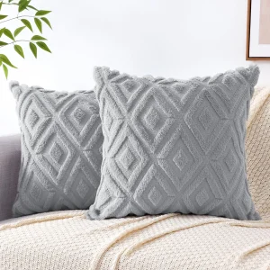 Housse de coussin, en fausse fourrure, couleur gris pâle