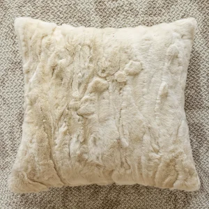 housse de coussin beige effet fourrure