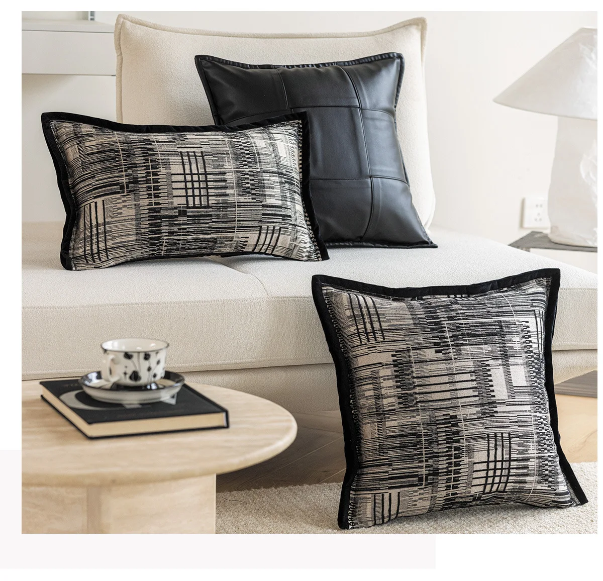 Housse de coussin 45 × 45 cm blanche effet fausse fourrure – Déco chic effet fourrure – Image 2