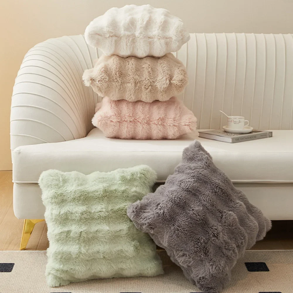 Housse de coussin 45 × 45 cm en peluche cosy - grise – Image 2