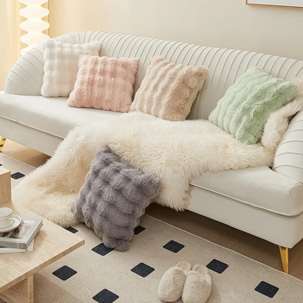 Housse de coussin 45 × 45 cm en peluche cosy - grise – Image 3